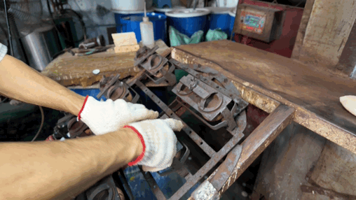 Tightening the sealing buckles on the top of vinyl molds