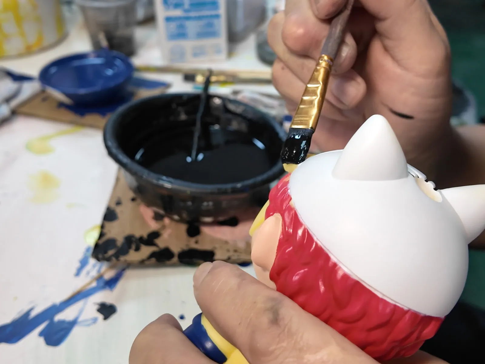 Finely hand-paint the detailed patterns on the vinyl toy