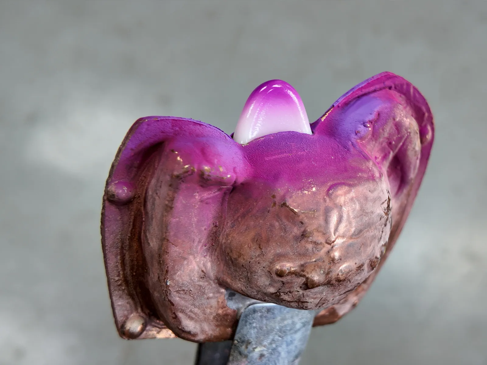 Use jigs to complete the gradient color spray painting for the cat shaped toys