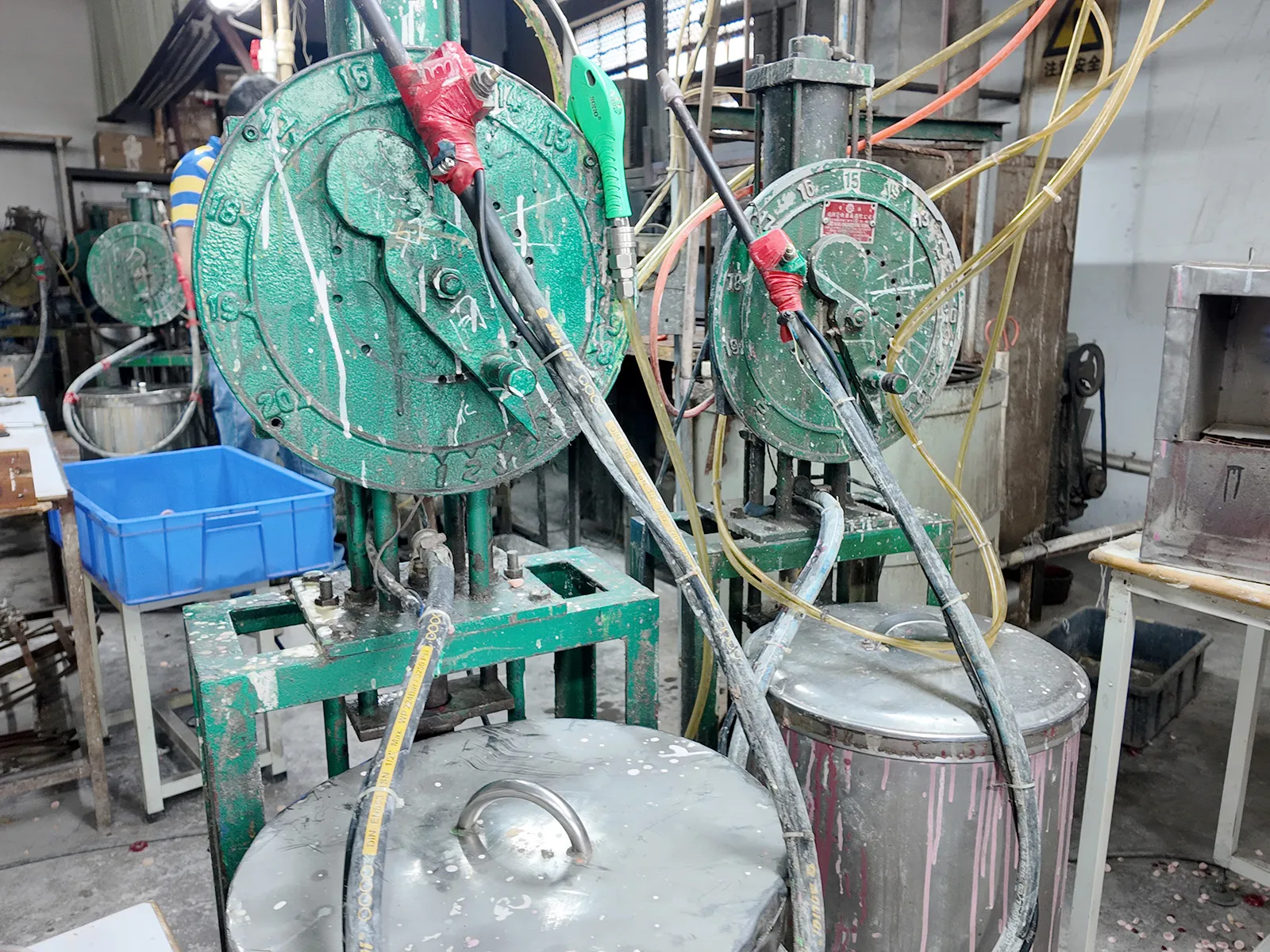 Air pump spray gun equipment, which facilitates the injection of mixed PVC raw materials into the vinyl oven plates.