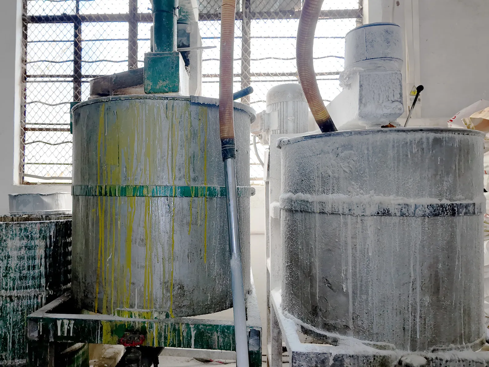 Mixing and vacuum extraction: This equipment is required to completely remove air bubbles from the PVC paste to avoid bubble defects.