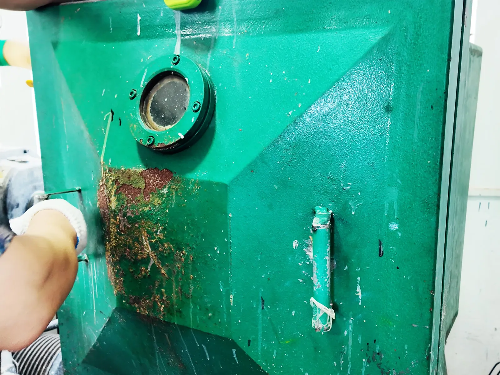 The operator closes the vacuum chamber, ready to remove air bubbles from the PVC material.