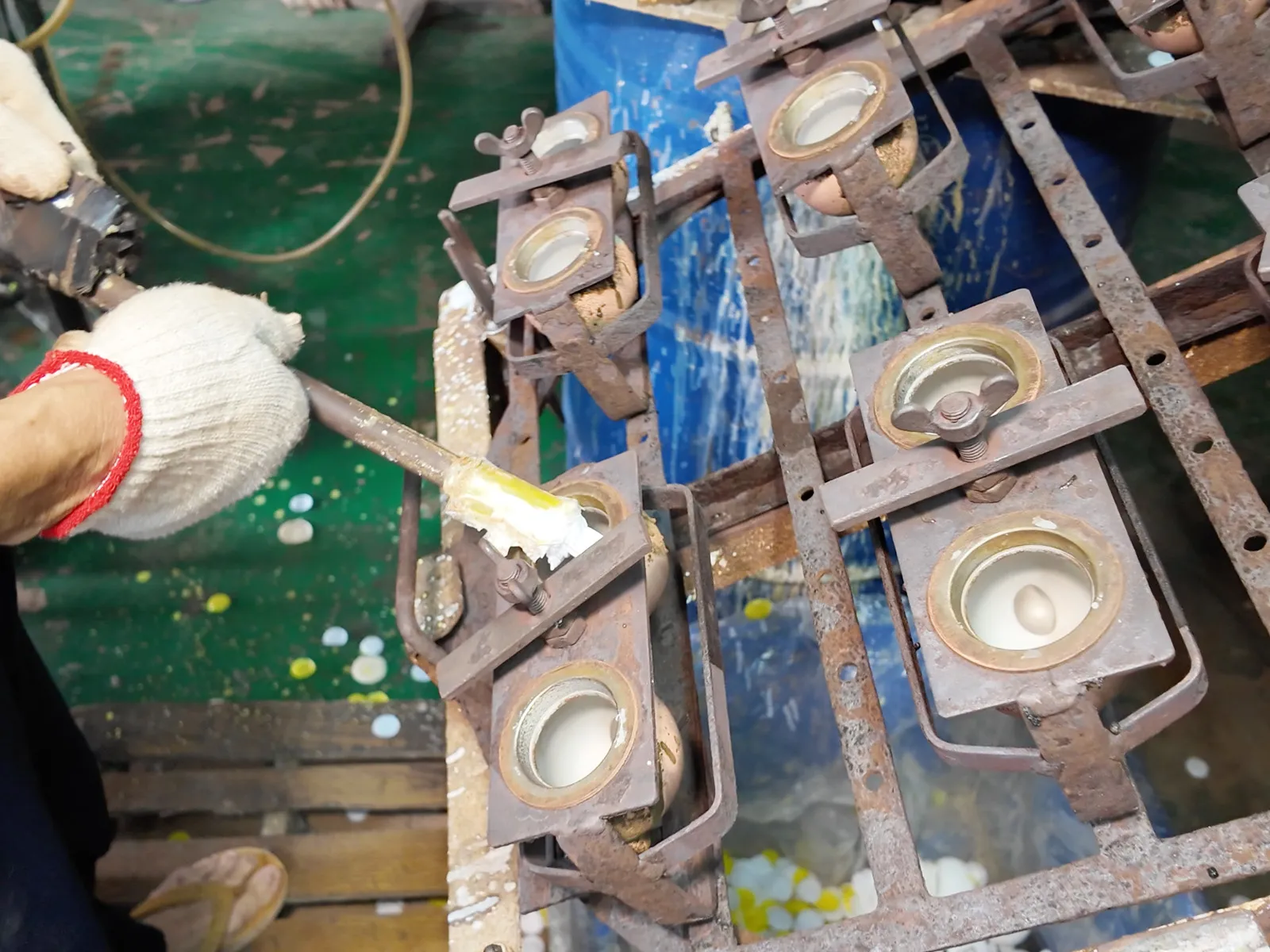 Use an injection gun to inject PVC raw material into the vinyl molds.