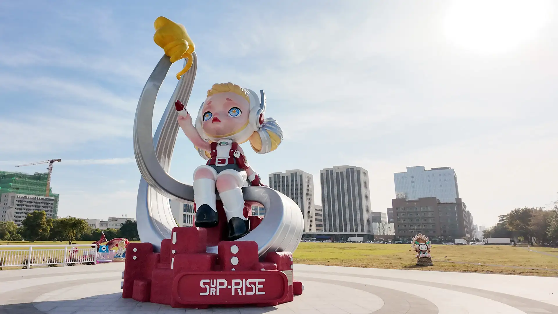 The large custom fiberglass sculpture installed in the square stands over 10 meters tall